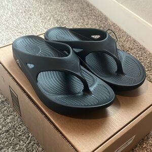 FAMONES Unisex Black Flip-flops (Women sizes - New)